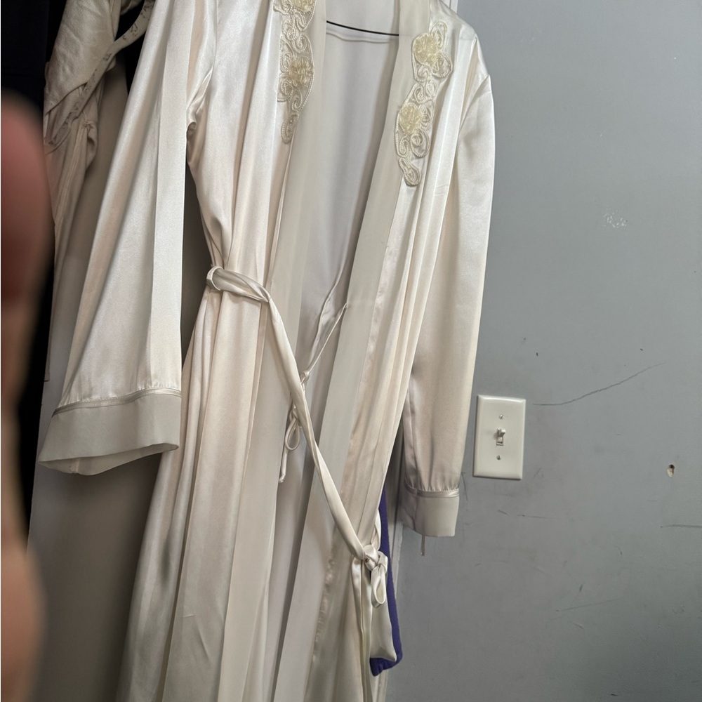 Elegant Cream Lace-Trimmed Robe
